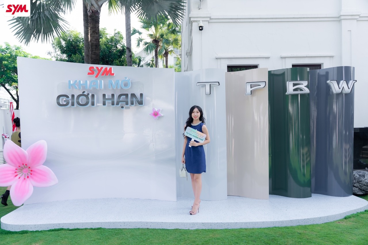 cac-ban-tre-hao-hung-check-in-booth-trung-bay-1760423469.jpg