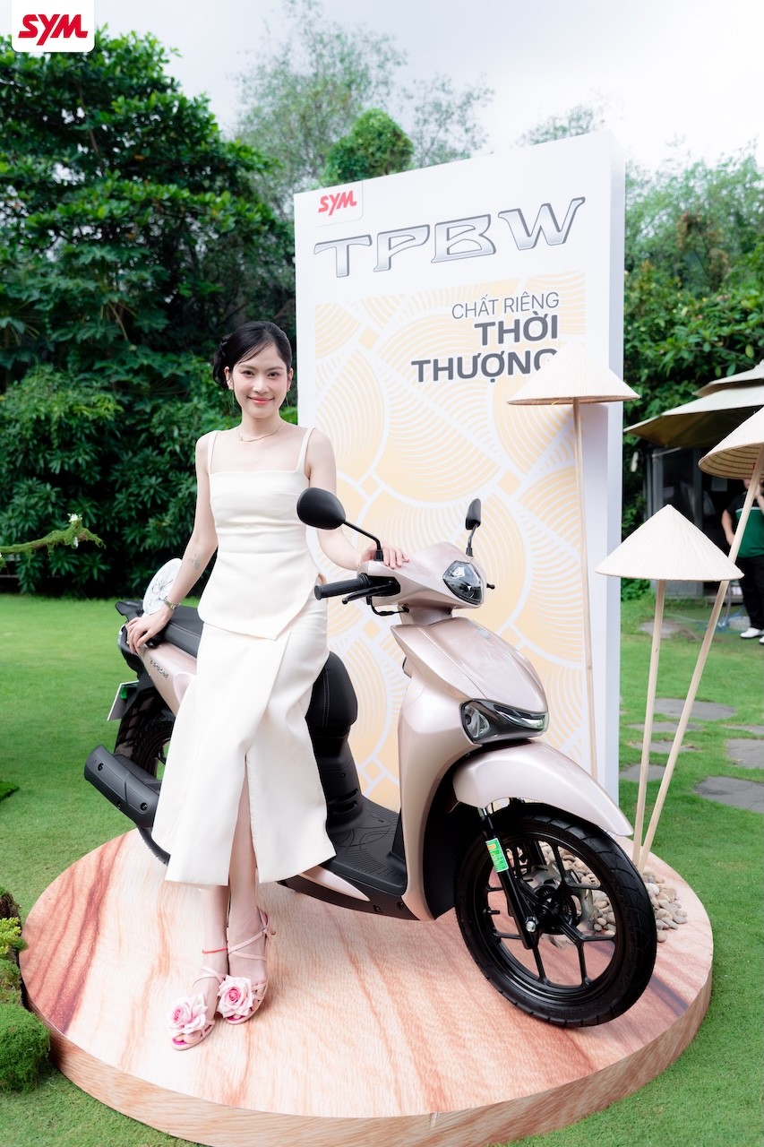 cac-ban-tre-hao-hung-check-in-booth-trung-bay-2-1760423450.jpg
