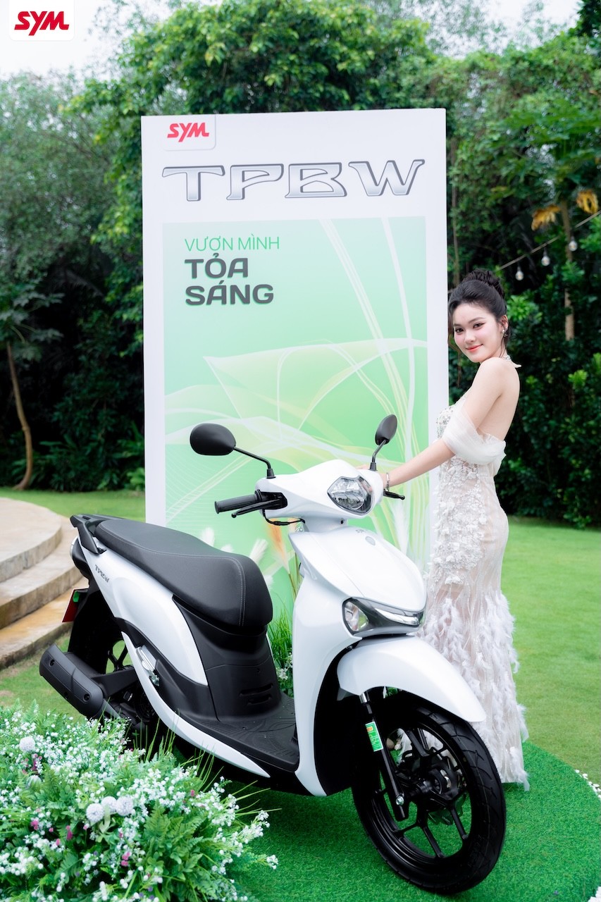 cac-ban-tre-hao-hung-check-in-booth-trung-bay-7-1760423437.jpg