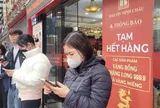 Cửa hàng ra thông báo hết hàng, cả trăm người vẫn ngồi đợi mua vàng, bạc