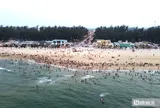 Ảnh: Dòng người ở Huế “trốn nóng” ùn ùn kéo về biển, các bãi tắm đông nghịt