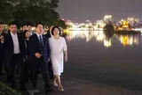 Tổng thống Hàn Quốc và Phu nhân tản bộ, ăn kem, ngắm Hà Nội về đêm