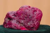 Thợ mỏ đào trúng hồng ngọc “khủng” nặng 2.2kg, giới đá quý toàn cầu chấn động