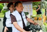 Thủ tướng Thái Lan bất ngờ lái xe ba bánh bán rong: Hơn 4 triệu hộ gia đình sắp nhận tin vui lớn