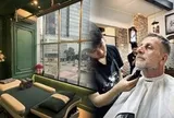 Khách Tây "nghiện" đi cắt tóc ở Việt Nam, định vào 15 phút nhưng 2 tiếng sau mới chịu ra