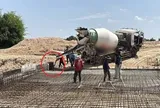 Đang đổ bê tông người dân thấy cảnh tượng "nổi da gà" liền bỏ chạy tán loạn