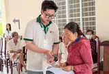 Bệnh viện Mắt Á Châu khám mắt miễn phí cho hơn 300 người dân Long Hải
