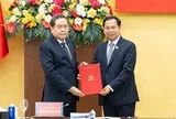 Trao quyết định của Bộ Chính trị về chỉ định nhân sự kiêm nhiệm Phó Bí thư Đảng ủy Quốc hội