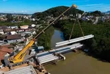 Phát hiện một 'cánh tay thép' đang xoay trục, nâng 72 dầm bê tông nặng 15 tấn vào đúng vị trí: Công trình 5,3 triệu USD dần lộ diện