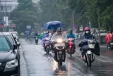 Đang nắng nóng oi bức, miền Bắc bất ngờ đón không khí lạnh "lạ thường"
