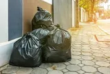 Phát hiện nhiều bó tiền mặt trị giá 432 triệu đồng trong túi rác gần toà biệt thự