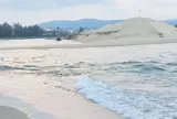 Cát bồi lấp cửa biển khiến hàng trăm tàu thuyền "mắc cạn" trước mùa tôm cá
