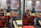 Clip cụ ông U90 dắt vợ đi ăn gà rán, khoảnh khắc đẹp hơn mọi lời yêu
