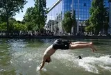 Nắng nóng 'thiêu đốt' châu Âu, chiếc điều hòa gây 'bão' chính trường