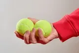 Lý do nên mang theo bóng tennis cùng chiếc tất lên máy bay