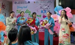 Rộn tiếng đàn mừng Ngày Quốc tế phụ nữ với những "bông hồng thép" ở khoa Ung bướu