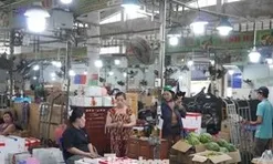 Tiểu thương chợ đầu mối 'đứng ngồi không yên' vì cước phí phi mã