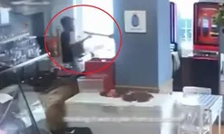 Cầm dao xông vào quán bar, tên cướp hét lên "đưa tiền đây" và cái kết bất ngờ