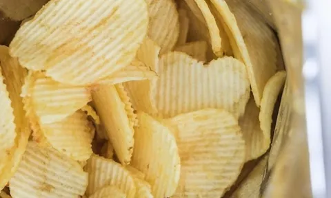 Bé trai tử vong khi nuốt phải đồ chơi trong gói khoai tây chiên