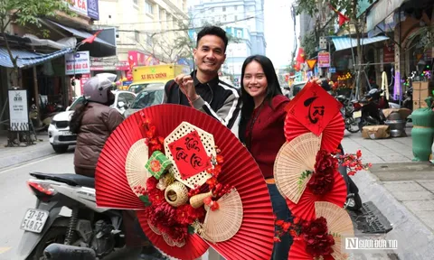 Phố bán đồ trang trí lớn nhất xứ Nghệ nhộn nhịp những ngày cận Tết