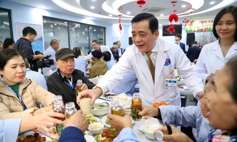 Ấm lòng bữa cơm tất niên tại Bệnh viện K: Trao yêu thương tới bệnh nhân ung thư