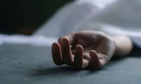 Đang hát trên sân khấu tiệc tất niên, nữ công nhân đột ngột ngã gục tử vong