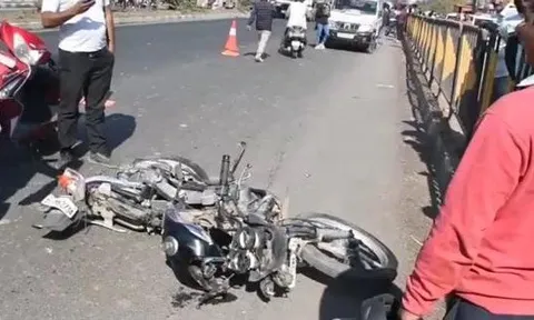 Đi phát thiệp cưới, 3 người tử vong khi bị xe ô tô đâm trúng