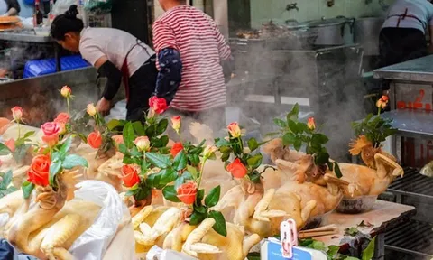 Gà luộc hơn 1 triệu đồng/con vẫn đắt khách, chợ Hàng Bè rộn ràng ngày tiễn ông Công ông Táo