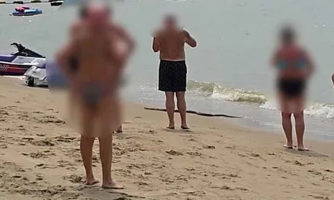 Thấy thứ "đáng sợ" trồi lên từ biển, du khách hoảng sợ bỏ chạy