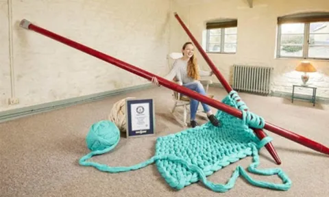 Cặp kim đan dài 4,4m và kỷ lục Guinness kỳ quái khiến cả thế giới sửng sốt