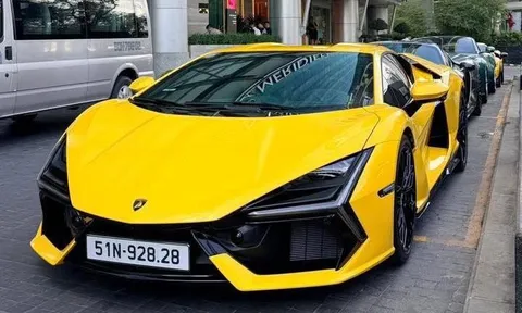 Lamborghini Revuelto đầu tiên tại Việt Nam ra biển: Xe đắt ngang 4 căn chung cư cao cấp nhưng tiền biển 'check var' xong mới bất ngờ