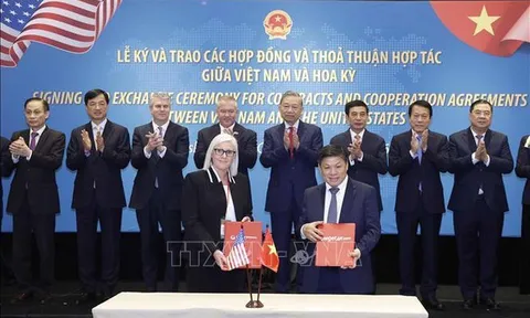 Tổng Bí thư chứng kiến lễ ký và trao các thỏa thuận hợp tác giữa Việt Nam và Hoa Kỳ