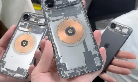 Đây là iPhone Air độc lạ nhất: Lưng trong suốt lộ hết nội thất, thêm cả khe SIM thật