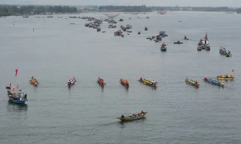 Sông Thu Bồn hóa “sân khấu” ngày đầu năm, người già trẻ nhỏ cùng hòa nhịp hội xuân