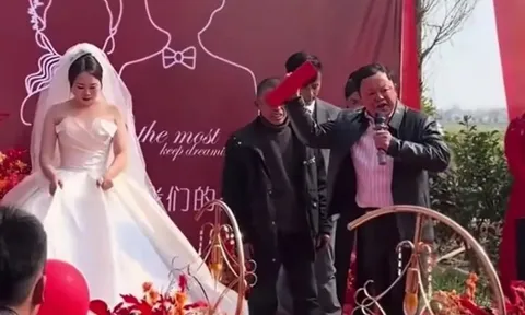 Giữa hôn lễ, bố cô dâu làm một việc khiến chú rể ôm mặt khóc nức nở
