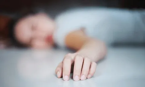 Người phụ nữ 54 tuổi đột ngột tử vong giữa đêm, bác sĩ chỉ ra 2 loại nước "cấm kỵ" uống trước khi ngủ