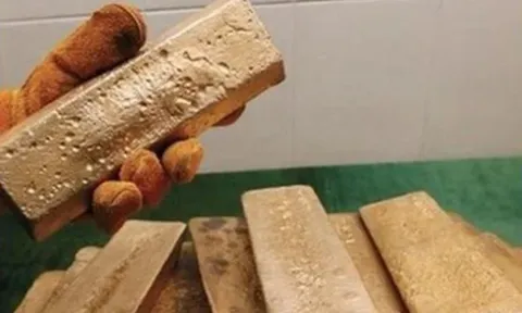 Người đàn ông ngất xỉu khi nhận ra đã "vứt nhầm" 20 thỏi vàng vào thùng rác