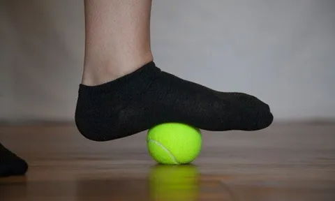 Vì sao bóng tennis lại được ví là thuốc giảm đau tự nhiên?