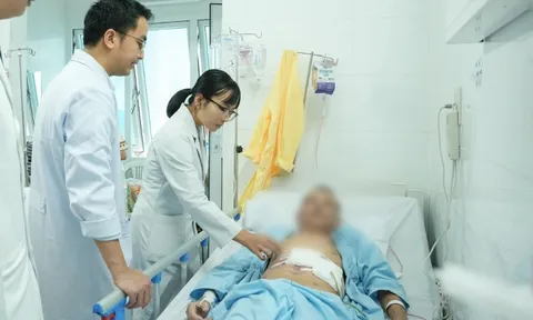 Tự uống thuốc đau bụng, người đàn ông bị thủng dạ dày, ngưng tim trên bàn mổ