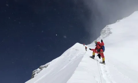 Cô gái chinh phục liên tiếp 3 "nóc nhà thế giới" khiến giới leo núi "ngả mũ"