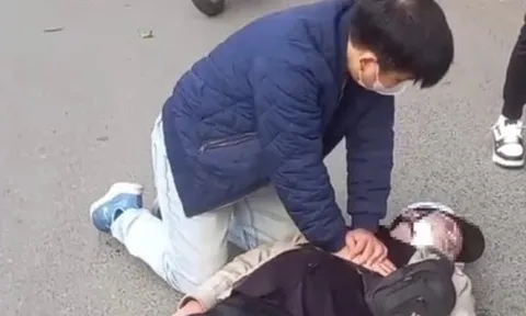 Sở Y tế Hà Nội khen thưởng đột xuất bác sĩ cứu người giữa đường