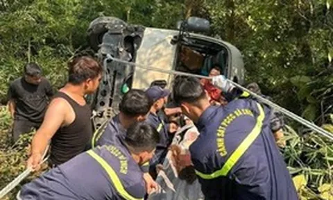 Xe khách chở đoàn nhân viên ngân hàng bất ngờ lao xuống vực ở Tam Đảo