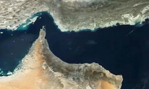 Giá dầu bật tăng 2% khi ông Trump cảnh báo Iran phải mở eo biển Hormuz trước thứ Ba hoặc đối mặt với ‘địa ngục’