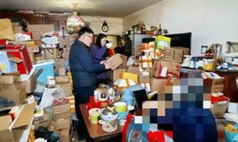 Cụ bà 80 tuổi “nghiện” mua sắm online, 30 người dọn suốt 12 giờ mới lộ sàn nhà