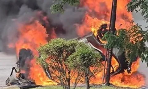 Ô tô lao nhanh như “tên bắn”, người dân kịp cứu cụ bà khỏi xe lật trước khi bốc cháy