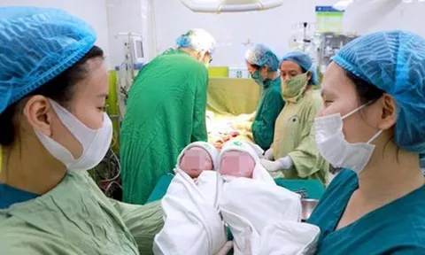 Sản phụ 56 tuổi mang song thai “vượt cạn”, hai bé chào đời cách nhau một phút