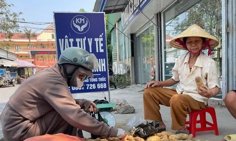 Người phụ nữ bán khoai trước cổng viện và câu chuyện khiến ai cũng nghẹn lòng