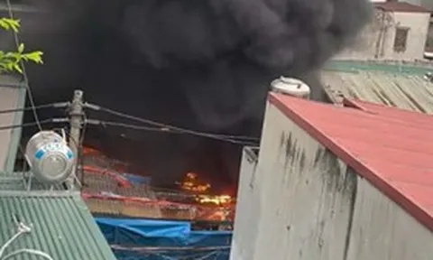 Cháy kho đông lạnh ở Hà Nội, nhiều tài sản bị thiêu rụi