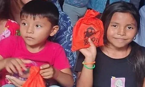 Bố mẹ ra ngoài 20 phút, 2 chị em chơi trốn tìm tử vong trong tủ đông