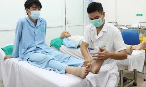 Bác sĩ cảnh báo thói quen ngồi khoanh chân khiến nam sinh bị liệt vận động